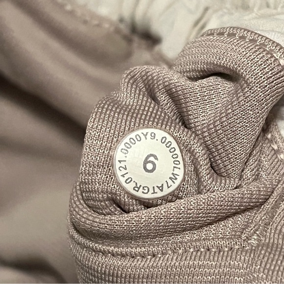 Lululemon Hotty Hot Short II 2.5” Size 6 in Dark Chrome Women’s - Picture 8 of 14